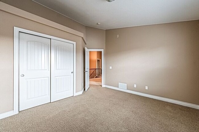 Building Photo - Stunning 5BR Home with Luxury Master Suite & Low-Maintenance Yard!