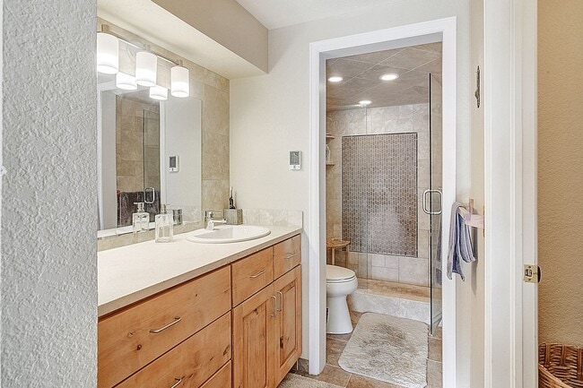 Building Photo - Furnished! Updated 3bed/3bath! 1 car garag...