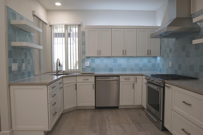 Building Photo - 204 N Hermosa Dr