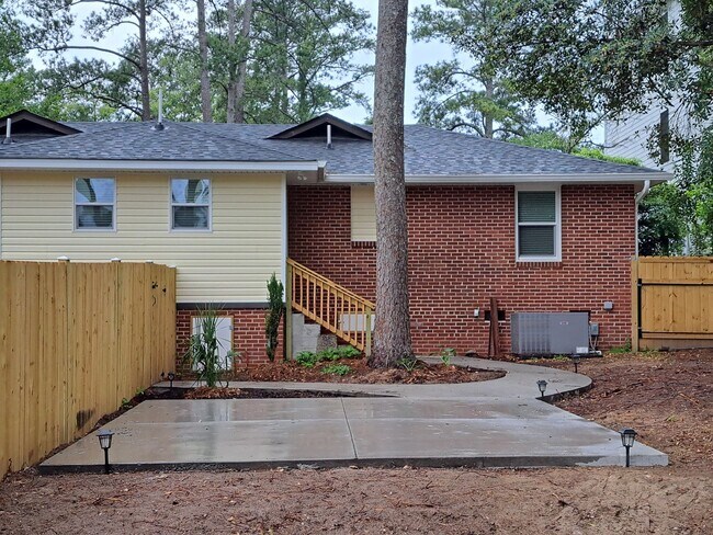 Building Photo - 1450-1452 Brentwood Drive