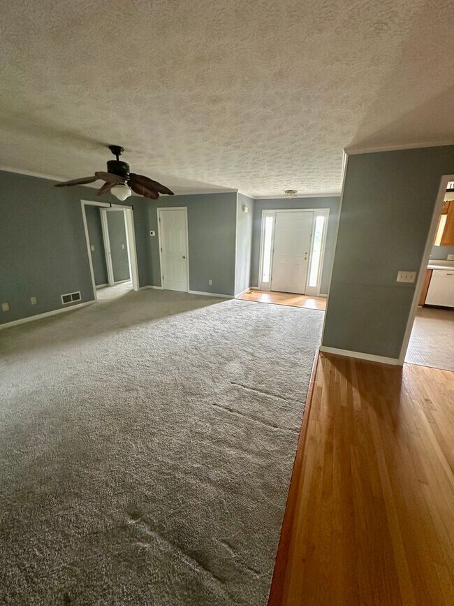 Building Photo - COMING SOON! **Charming 3 Bedroom, 2 Bath ...
