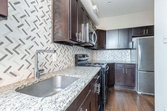Building Photo - 1422 W Girard Ave
