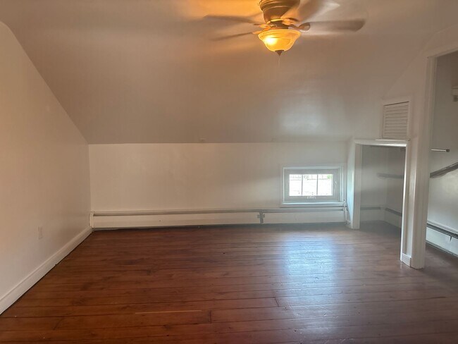 Building Photo - 1-2 Bedroom 3rd Floor Apartment Across from Central Market in Downtown York