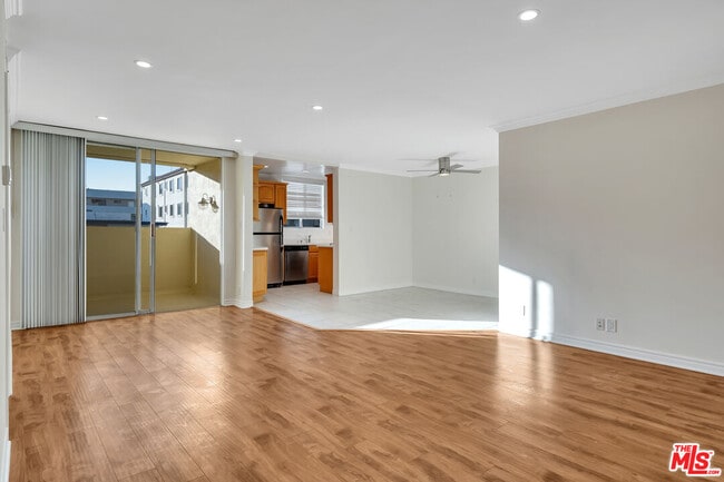 Building Photo - 432 N Palm Dr