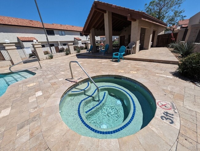 Building Photo - 2 Bedroom Condo in the Sonoma Village Comm...