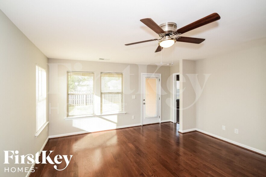 Building Photo - 6659 Woodford Ln