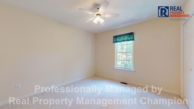 Building Photo - Vintage 3 Bedroom 2 Bathroom in the coveted Fairfield Harbour Subdivision!