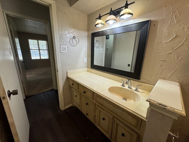 Building Photo - Lubbock Cooper ISD Gem: Ready-to-Rent July...