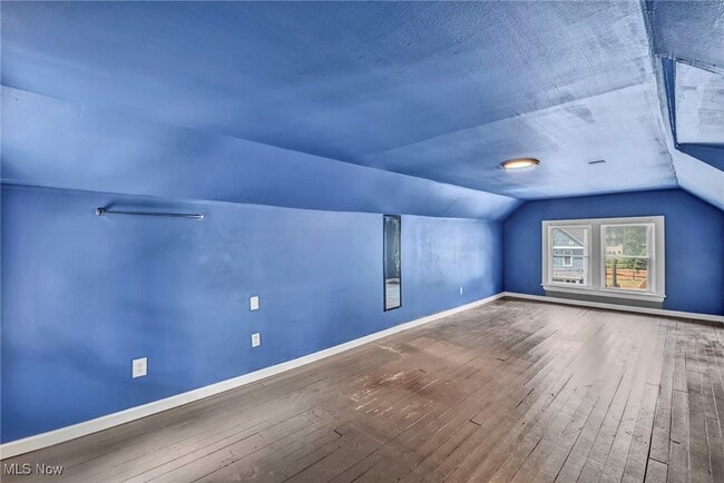 Building Photo - 906 Delia Ave