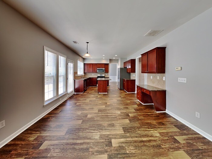 Building Photo - 755 Earlham Dr