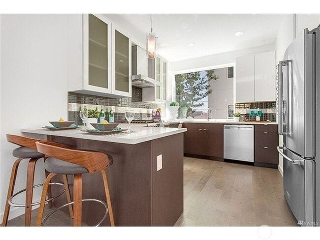 Building Photo - Newer Ballard 3 Bedroom Townhome - Attache...