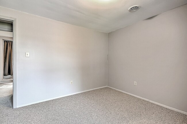 Building Photo - 252 Wildwood Dr