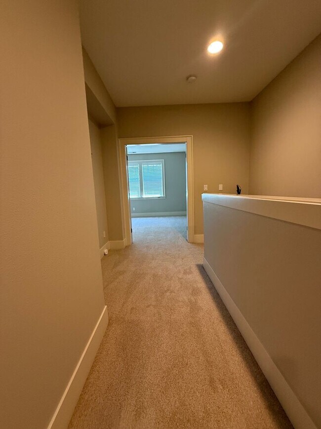 Building Photo - Stunning Contemporary townhome in Coveted Peterkort Woods, near St. Vincent's in Cedar Mill