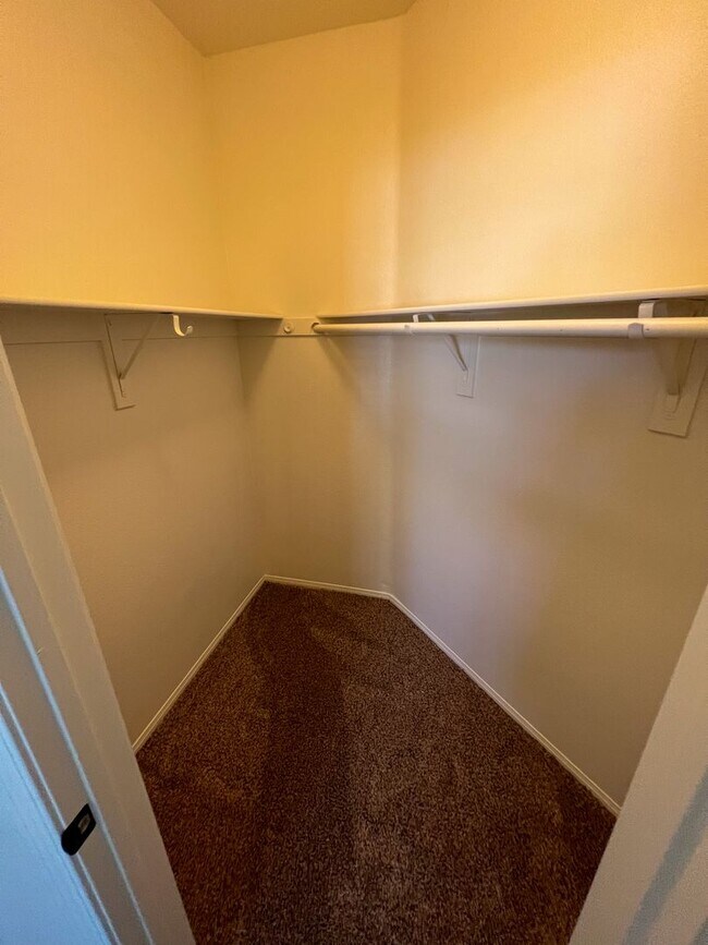 Building Photo - Spacious 4 Bedroom 3 Bathroom Home with 3 ...