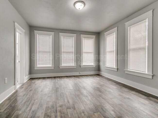 Building Photo - 611 E Springer Ave