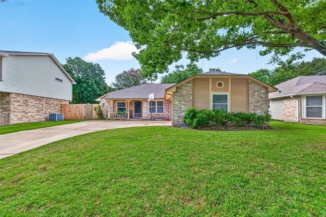 Building Photo - 15343 Meadow Village Dr