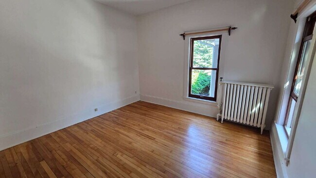 Building Photo - 3 bed - 1 bath One block from Grand Ave in St. Paul