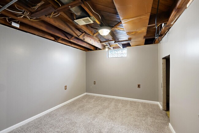 Building Photo - 710 S Stephenson Hwy