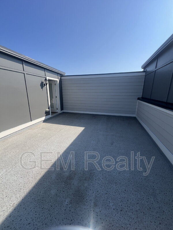 Building Photo - 42710 Darala Dr