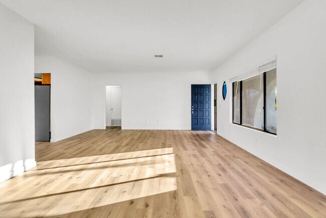 Building Photo - Great 3/2 in Crown Point!  Across from the street from bay access and available immediately!