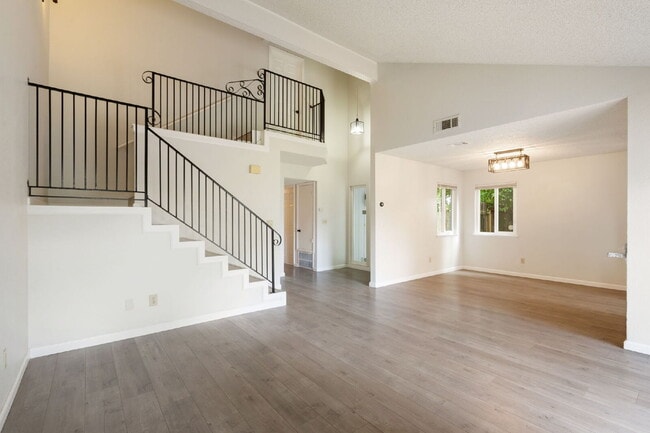 Building Photo - CUTE MASTER SUITE SURE TO CATCH YOUR ATTENTION IN ELK GROVE