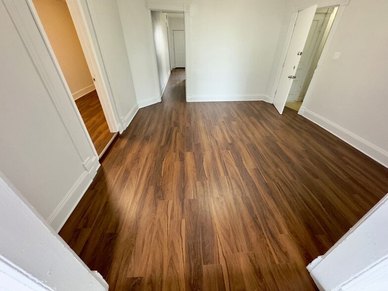 Building Photo - 1549 W Chicago Ave