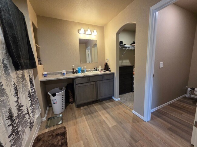 Building Photo - Beautiful 3 Bed 3 Bath Townhome!!