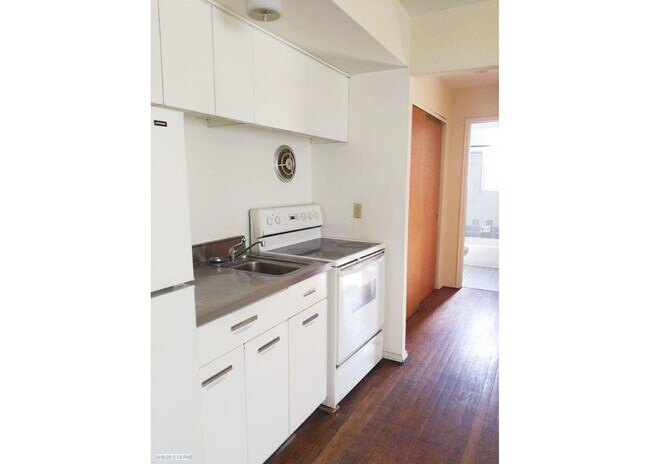 Interior Photo - Ludlow 922-926