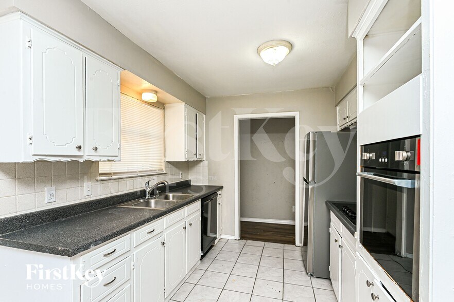 Building Photo - 2908 Portales Dr