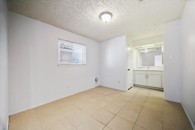 Building Photo - 6407 S Briar Bayou Dr