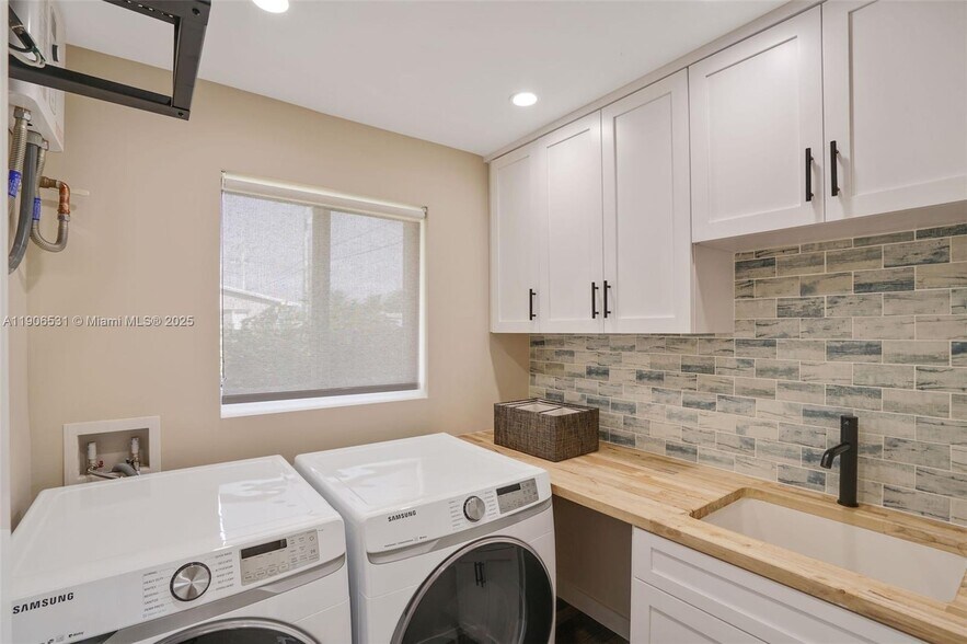 Building Photo - 6701 SW 49th Ter