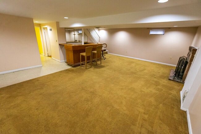 Building Photo - 5501 Auth Rd