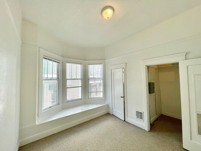 Building Photo - Charming Studio Apartment in the heart of ...