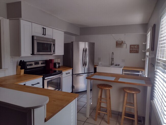 Building Photo - Beautifully renovated 4 bed 5 bath condo with a private back yard