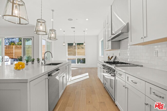 Building Photo - 744 N Almar Ave