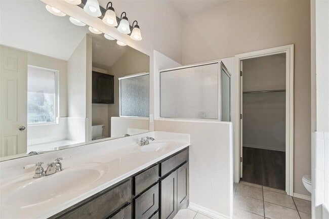 Building Photo - 16413 Village Green Dr