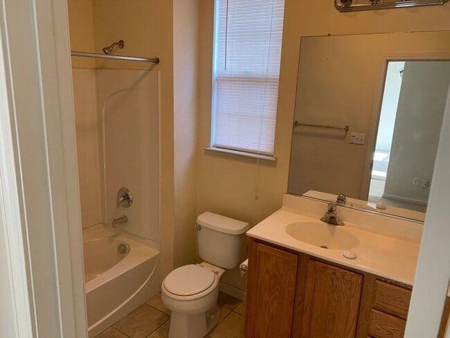 Building Photo - Newer Home in Great Location