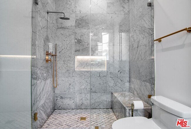 Building Photo - 418 N Poinsettia Pl