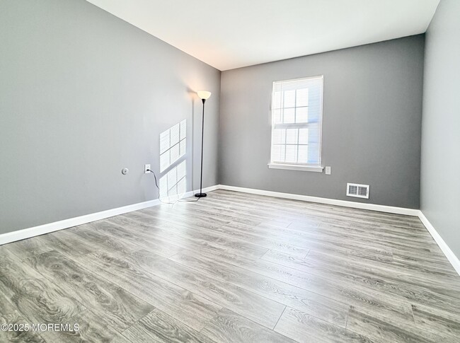 Building Photo - 304 Wellington Pl