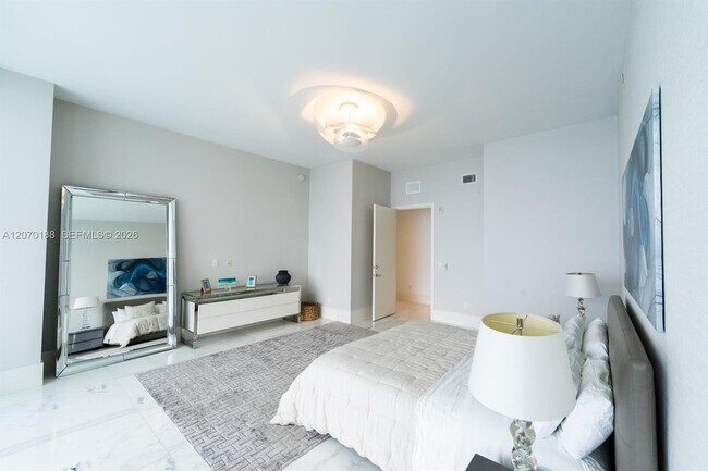 Building Photo - 16901 Collins Ave