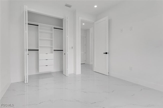 Building Photo - 928 NE 8th Pl