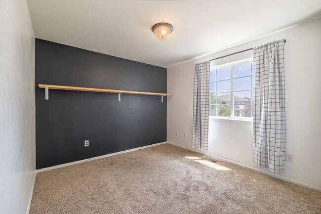Building Photo - 4 Bed 3 Bath Located in Maple Hill Availab...