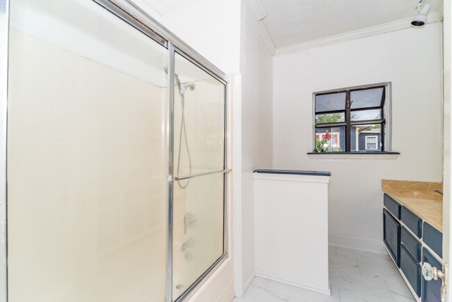 Building Photo - 2-BEDROOM COTTAGE IN TOBIN HILL