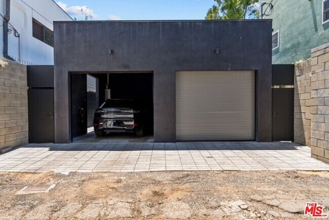 Building Photo - 1527 Cabrillo Ave