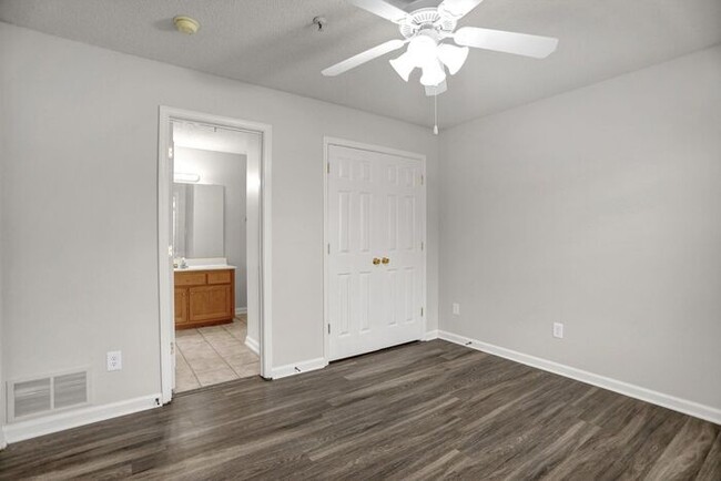 Building Photo - LEASING NOW!! Renovated 1 Bed, 1 Bath Town...