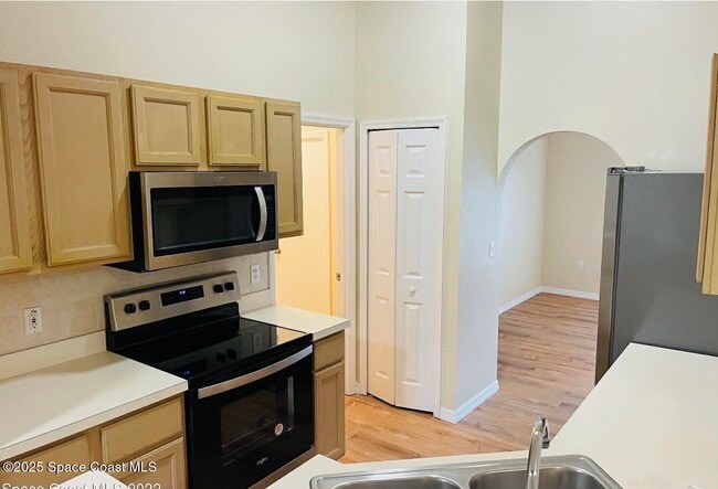 Building Photo - 2117 Buescher Hill St