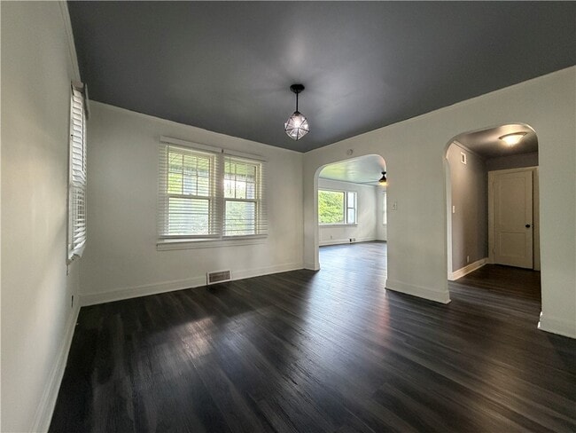 Building Photo - 1095 S Ray Ave