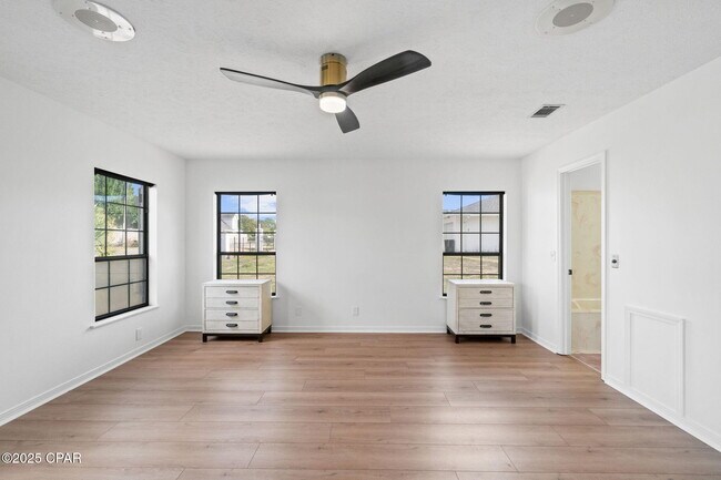 Building Photo - 224 E Lakeshore Dr