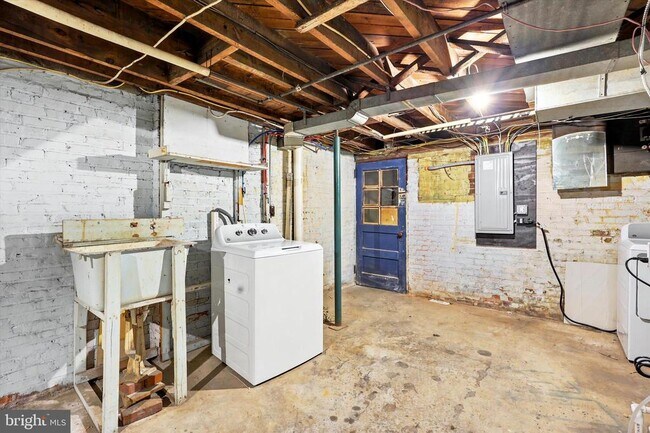 Building Photo - 269 Monroe St
