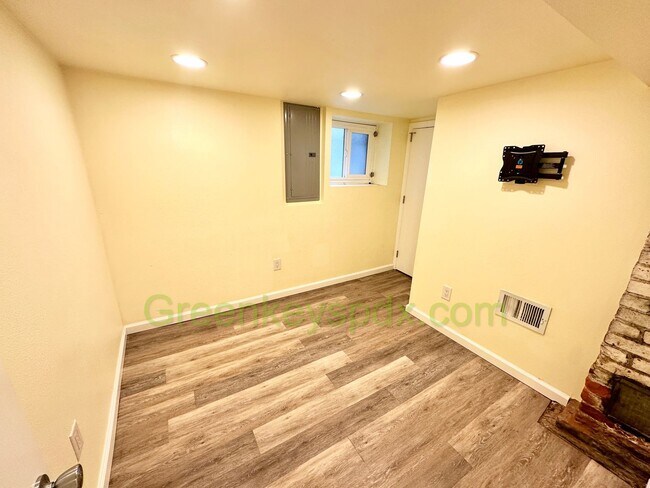 Building Photo - 3-Bedroom, 2-Bathroom House with Attached Garage and Workshop Near Belmont and SE 45th